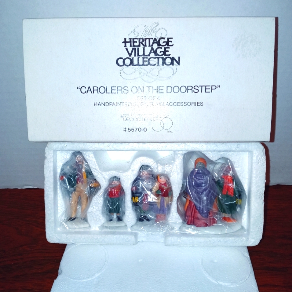 HERITAGE VILLAGE COLLECTION - Carolers On The Doorstep - Set Of 4